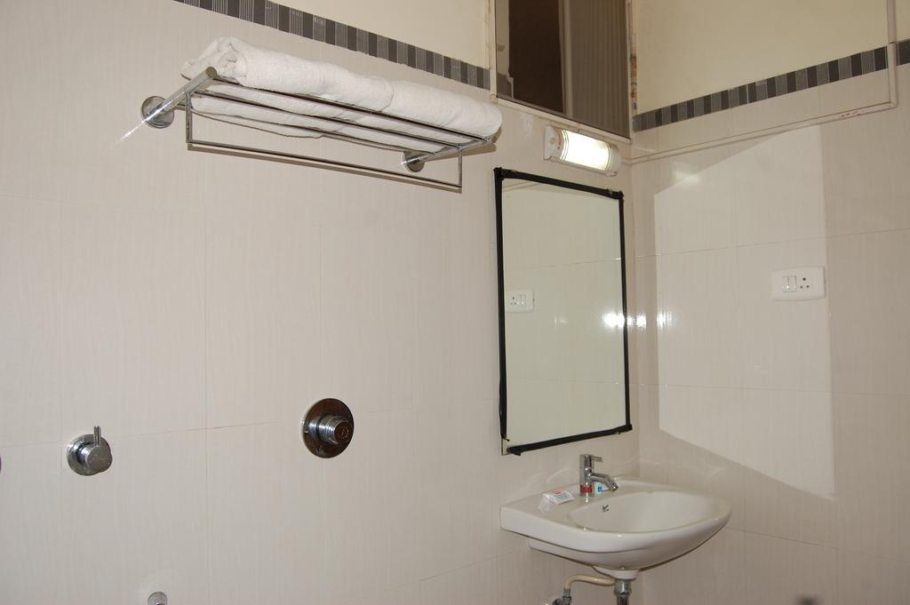 Hotel Orange Blossom Tiruchirappalli Værelse billede